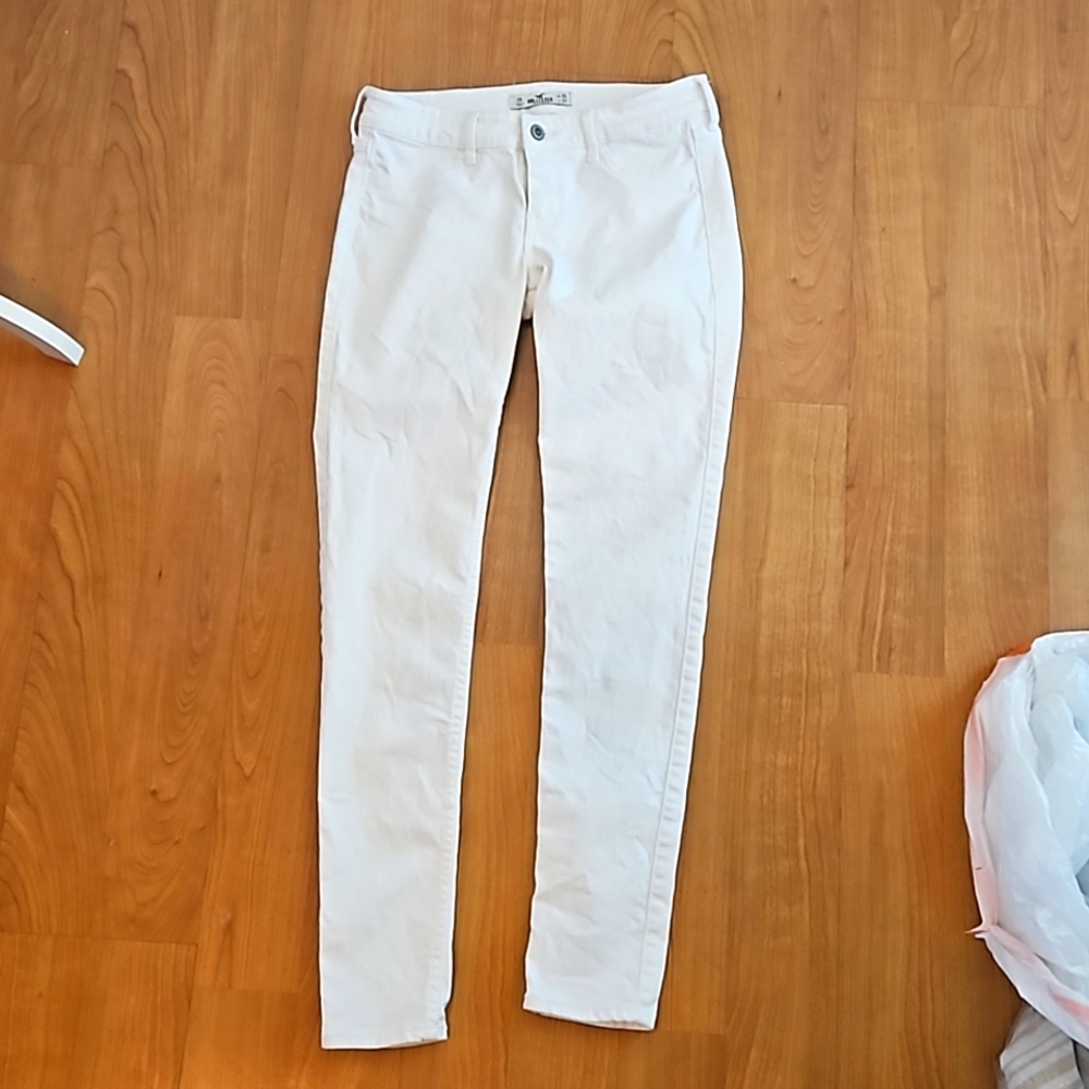 Hollister white stretch jeans in excellent condition- size 26x31